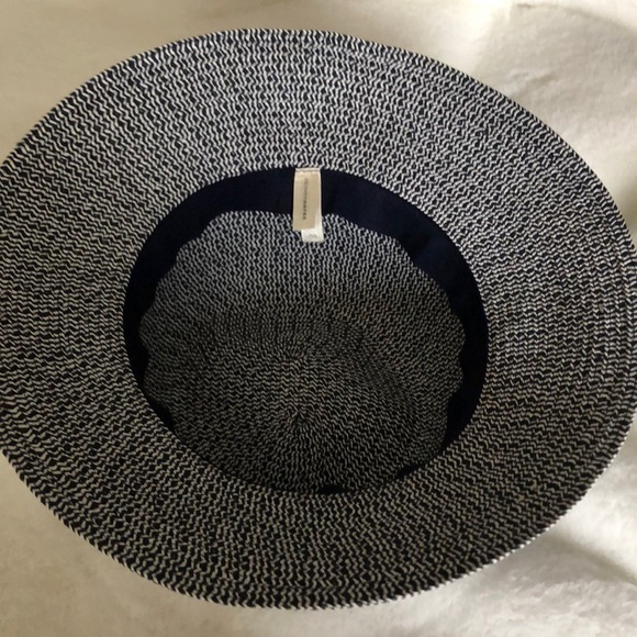 Cute hat - Picture 3 of 3